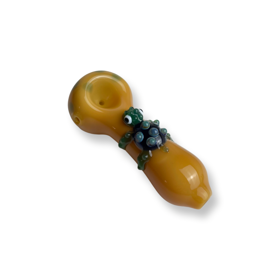 They come in green/white/blue/4 Inches Reptile and Amphibians Designed Hand Pipe . This classic spoon-shaped, hand-held pipe, perfect for dry herb/marijuana, is calling out to the wild in our exclusive sale!