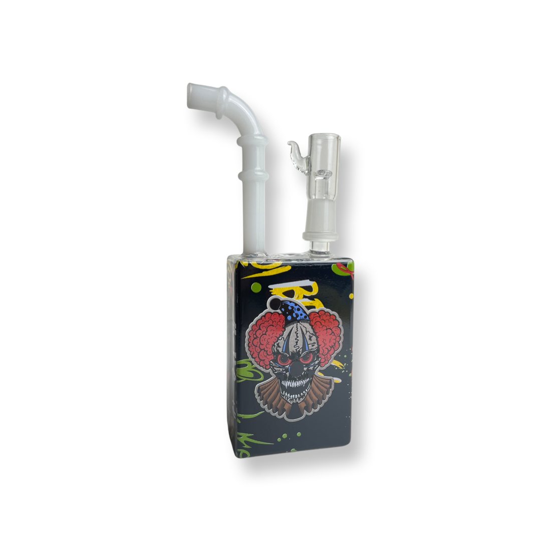 Inject some humor into your sessions with our 7.75 inch Party Clown Juice Box – the enthusiastic stoner's essential now available. Crafted in the shape of a juice box, this water rig features a detachable straw and a unique female standard 14mm. Dive into the fun today and make your sessions truly unique and affordable