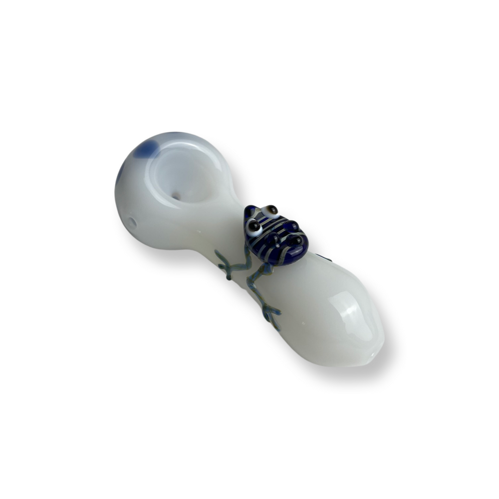They come in green/white/blue/4 Inches Reptile and Amphibians Designed Hand Pipe . This classic spoon-shaped, hand-held pipe, perfect for dry herb/marijuana, is calling out to the wild in our exclusive sale!